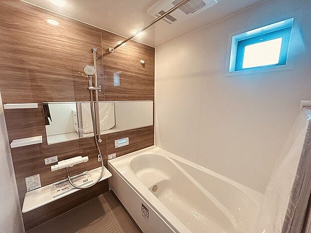 浴室乾燥機の他にも開口部のある浴室スペース。 お風呂上がりの湿気も、窓を開けておくことで改善可能。 お湯につかりながら、ちょっとした露天気分?