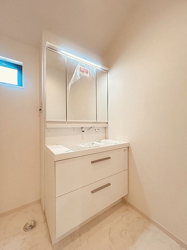 使いやすいタイプの洗面化粧台のあるランドリースペース 