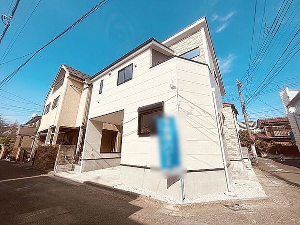 周辺の街並みの中で適度な主張、生活に溶け込むシンプルなデザインの外観が魅力の一戸建です。