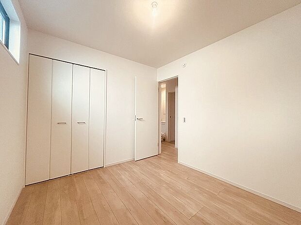 スタイリッシュなデザインと快適な居住性を兼ね備えた洋室。広々とした空間は、自分らしいインテリアを楽しむことができるほか、リラックスした時間を過ごすことができそうです。