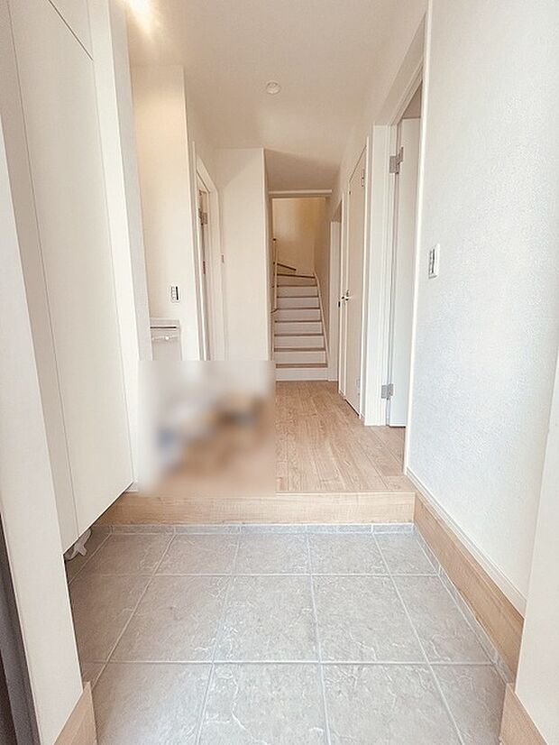 実際に室内をご見学頂くと生活のイメージが広がると思います。家具を置いたイメージや窓からの景色など。周辺で販売に出している物件も一緒にまとめてご見学頂き、比較する事もできます。