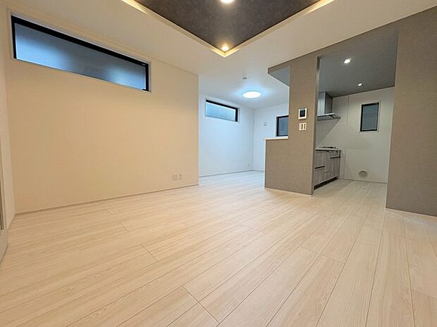 家族の集まるリビングは気持ちの良い自然光が差し込む団欒空間。室内のご見学予約も随時、受付中ですのでお気軽にお問合せください。