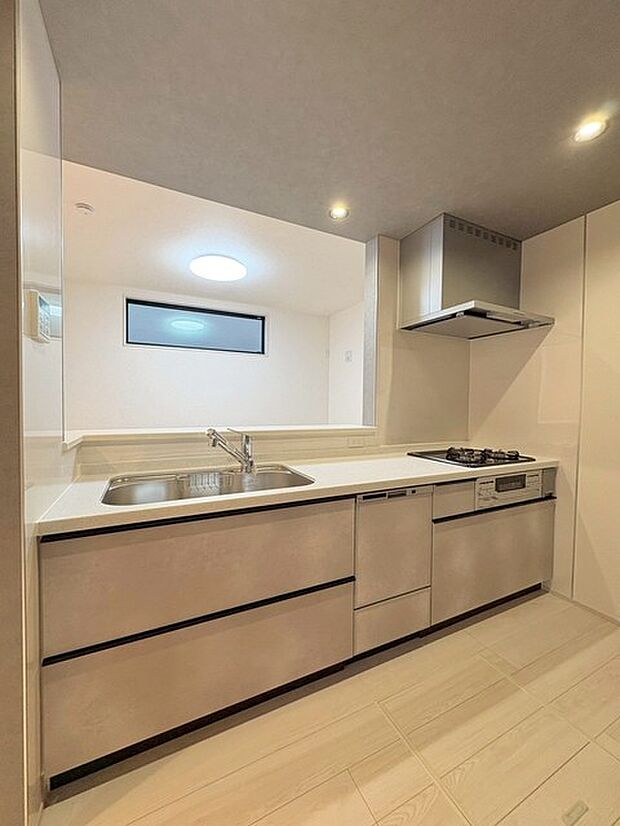 カウンターキッチンならではの開放的な見通し、全体が見渡せることでご家族の団欒スペースもより明るく笑顔が溢れる空間となります。