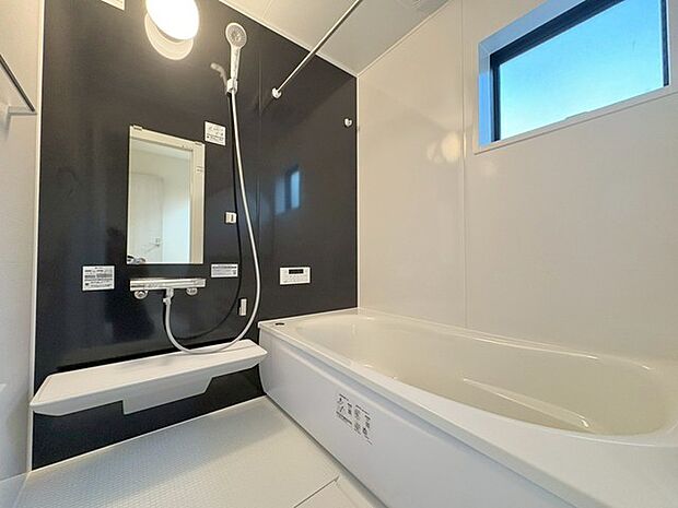 浴室乾燥機の他にも開口部のある浴室スペース。 お風呂上がりの湿気も、窓を開けておくことで改善可能。 お湯につかりながら、ちょっとした露天気分?