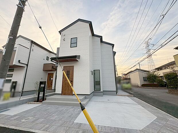 周辺の街並みの中で適度な主張、生活に溶け込むシンプルなデザインの外観が魅力の一戸建です。