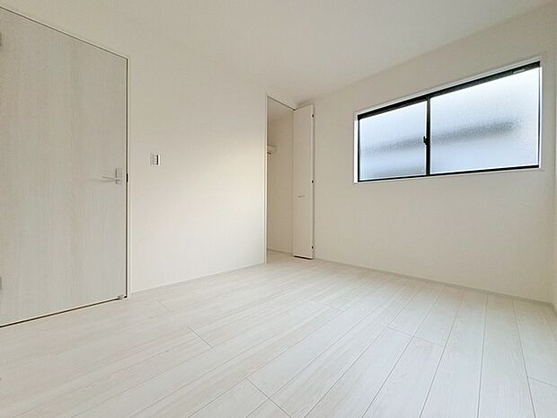 実際に室内をご見学頂くと生活のイメージが広がると思います。家具を置いたイメージや窓からの景色など。周辺で販売に出している物件も一緒にまとめてご見学頂き、比較する事もできます。