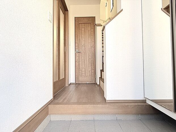 玄関は家の第一印象を左右する重要な場所。ほどよい広さとスタイリッシュな色遣いが印象的です。