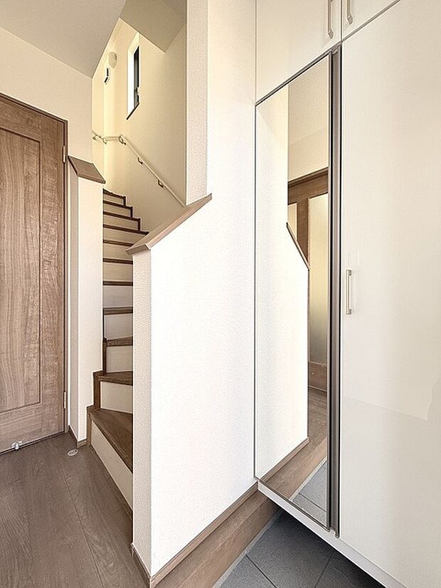 実際に室内をご見学頂くと生活のイメージが広がると思います。家具を置いたイメージや窓からの景色など。周辺で販売に出している物件も一緒にまとめてご見学頂き、比較する事もできます。