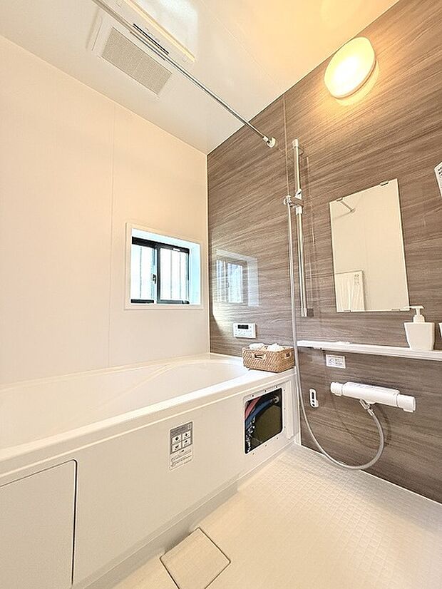 一日の疲れを癒してくれるゆったりとしたバスルームです。