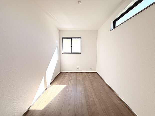 洋室はモダンなデザインと機能性を備え、快適な生活空間に。明るい窓から差し込む自然光が広々とした空間をさらに明るく開放的に感じさせます。