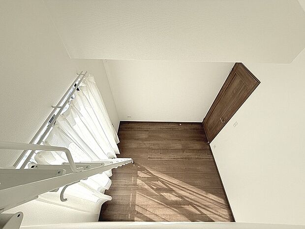 吹抜けの空間を意識した開放感のある間取り。そして上部にロフトを配置。スタイリッシュかつ収納も豊富で長く機能的に住める家を目指して。