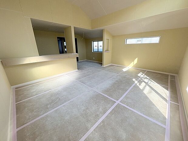 家族が食事するダイニングスペースをキッチンから見渡せる設計に。お料理をしながら家族とのコミュニケーションが増えそうな予感。