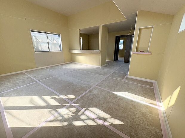 実際に室内をご見学頂くと生活のイメージが広がると思います。家具を置いたイメージや窓からの景色など。周辺で販売に出している物件も一緒にまとめてご見学頂き、比較する事もできます。