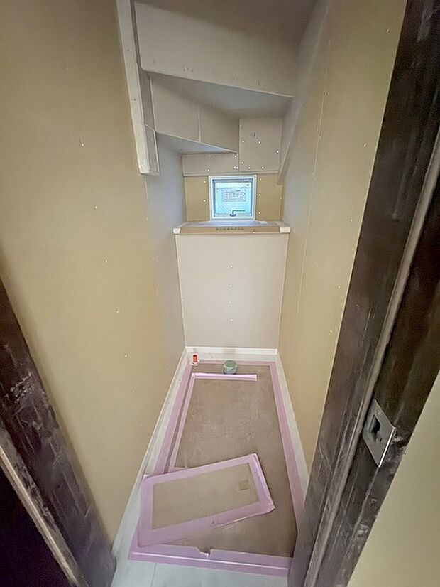 階段下を有効活用したトイレスペース。 便座はもちろんウォシュレット。