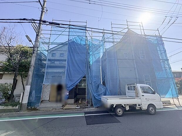 周辺の街並みの中で適度な主張、生活に溶け込むシンプルなデザインの外観が魅力の一戸建です。