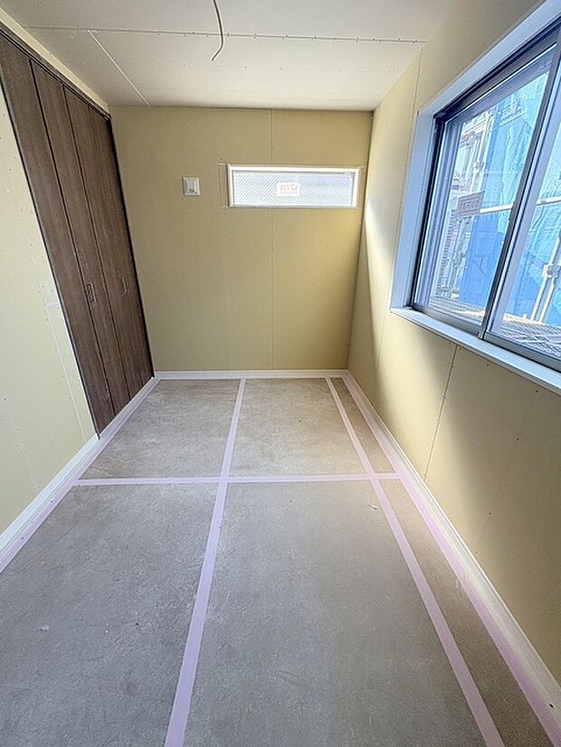 洋室はモダンなデザインと機能性を備え、快適な生活空間に。明るい窓から差し込む自然光が広々とした空間をさらに明るく開放的に感じさせます。