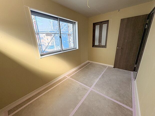 スタイリッシュなデザインと快適な居住性を兼ね備えた洋室。広々とした空間は、自分らしいインテリアを楽しむことができるほか、リラックスした時間を過ごすことができそうです。