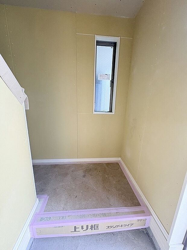 玄関は家の第一印象を左右する重要な場所。ほどよい広さとスタイリッシュな色遣いが印象的です。