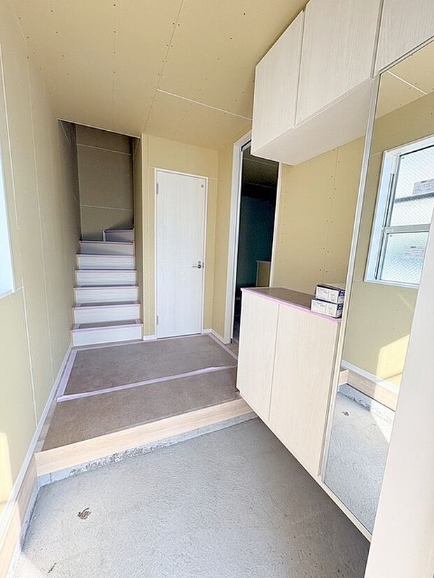 玄関は家の第一印象を左右する重要な場所。ほどよい広さとスタイリッシュな色遣いが印象的です。