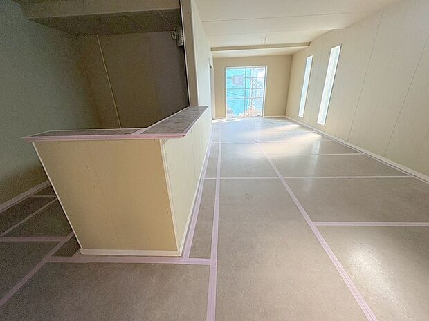 家族が食事するダイニングスペースをキッチンから見渡せる設計に。お料理をしながら家族とのコミュニケーションが増えそうな予感。