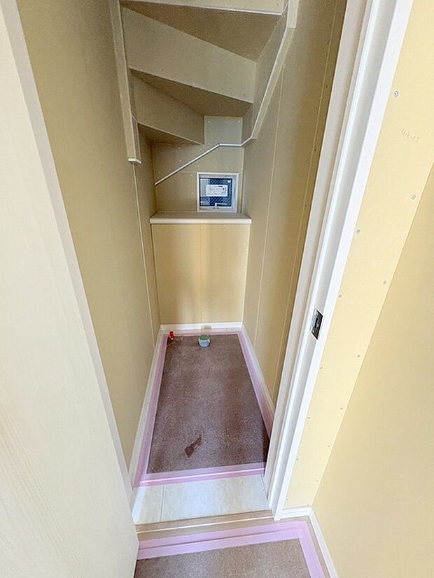 階段下を有効活用したトイレスペース。 便座はもちろんウォシュレット。