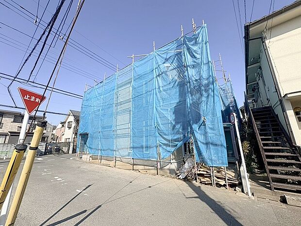 周辺の街並みの中で適度な主張、生活に溶け込むシンプルなデザインの外観が魅力の一戸建です。