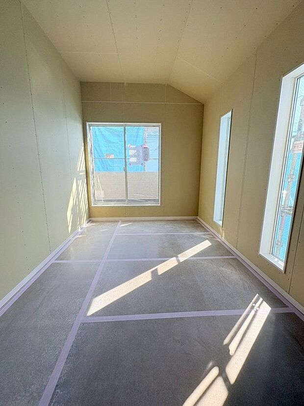 洋室はモダンなデザインと機能性を備え、快適な生活空間に。明るい窓から差し込む自然光が広々とした空間をさらに明るく開放的に感じさせます。