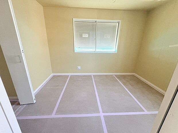 スタイリッシュなデザインと快適な居住性を兼ね備えた洋室。広々とした空間は、自分らしいインテリアを楽しむことができるほか、リラックスした時間を過ごすことができそうです。