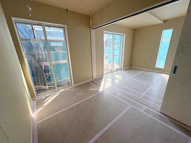 実際に室内をご見学頂くと生活のイメージが広がると思います。家具を置いたイメージや窓からの景色など。周辺で販売に出している物件も一緒にまとめてご見学頂き、比較する事もできます。