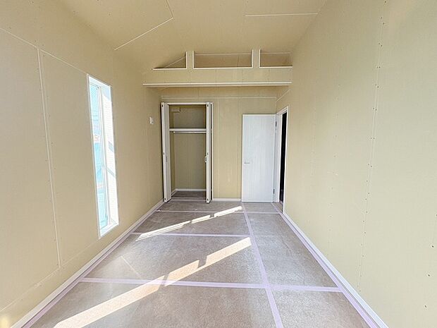 洋室はモダンなデザインと機能性を備え、快適な生活空間に。明るい窓から差し込む自然光が広々とした空間をさらに明るく開放的に感じさせます。