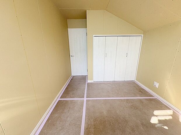 勾配天井の2階のお部屋。この勾配の角度がお洒落な雰囲気を感じさせてくれます。