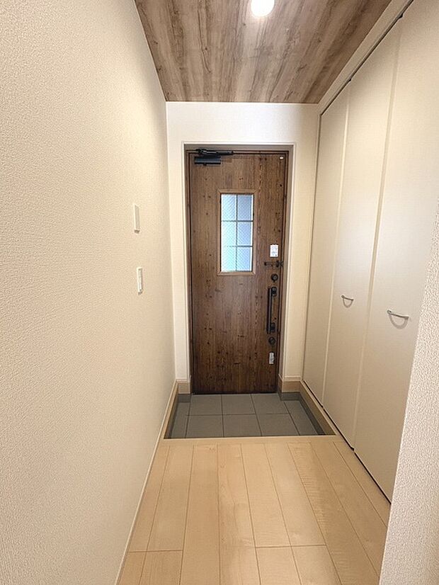 玄関は家の第一印象を左右する重要な場所。ほどよい広さとスタイリッシュな色遣いが印象的です。
