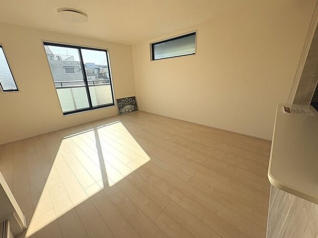 実際に室内をご見学頂くと生活のイメージが広がると思います。家具を置いたイメージや窓からの景色など。周辺で販売に出している物件も一緒にまとめてご見学頂き、比較する事もできます。