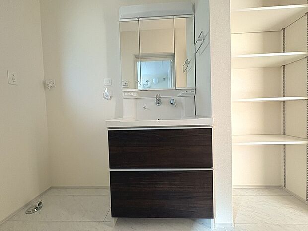 三面鏡に洗面台。 コンセントに照明機能、多機能性を備えた設備です。