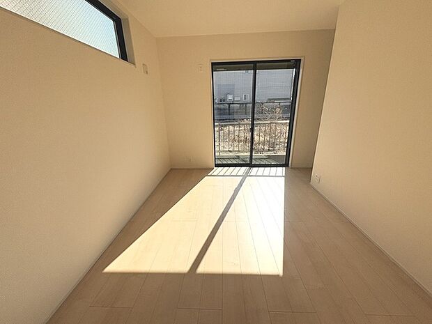 実際に室内をご見学頂くと生活のイメージが広がると思います。家具を置いたイメージや窓からの景色など。周辺で販売に出している物件も一緒にまとめてご見学頂き、比較する事もできます。