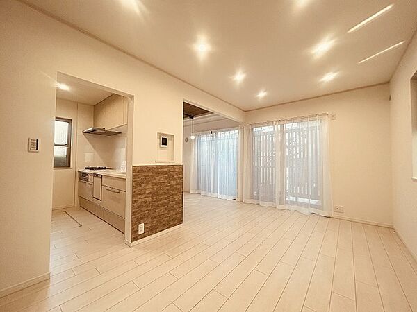 家族が一番集まる場所だから広々としつつも素敵な空間であって欲しい。みんながくつろぐリビングからキッチンまでが一つの空間のように繋がる間取り。