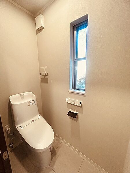 トイレにはウォシュレット機能を標準装備。