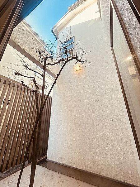 緑が映える温かみある佇まい。