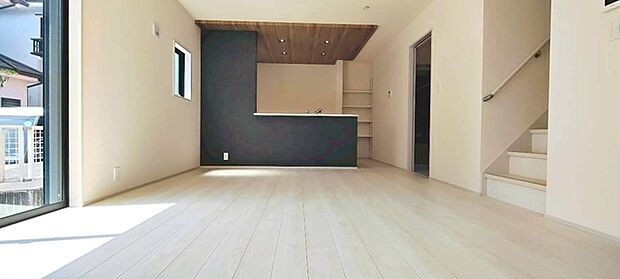 家族が一番集まる場所だから広々としつつも素敵な空間であって欲しい。みんながくつろぐリビングからキッチンまでが一つの空間のように繋がる間取り。 