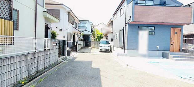 安心して暮らすことのできる住宅街。　住宅地の道路は一般に交通量が少なく車などの騒音が少ないため、住民にとって静かな生活環境が提供されます。 