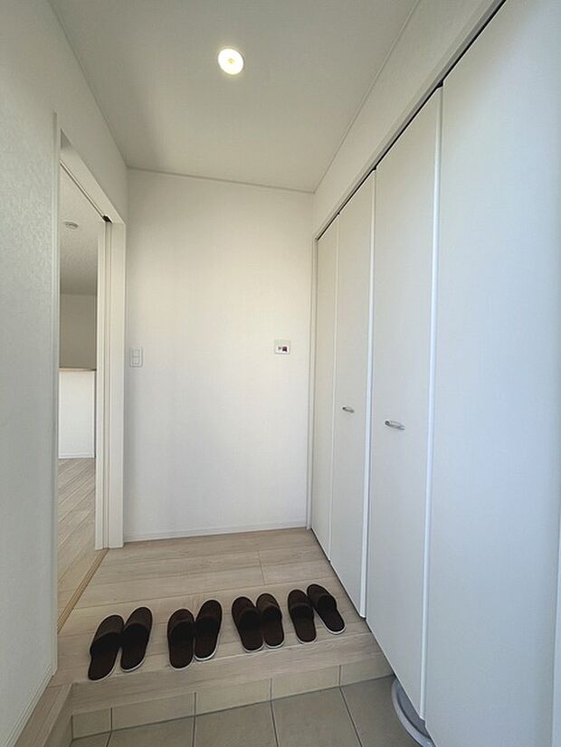 玄関は家の第一印象を左右する重要な場所。ほどよい広さとスタイリッシュな色遣いが印象的です。