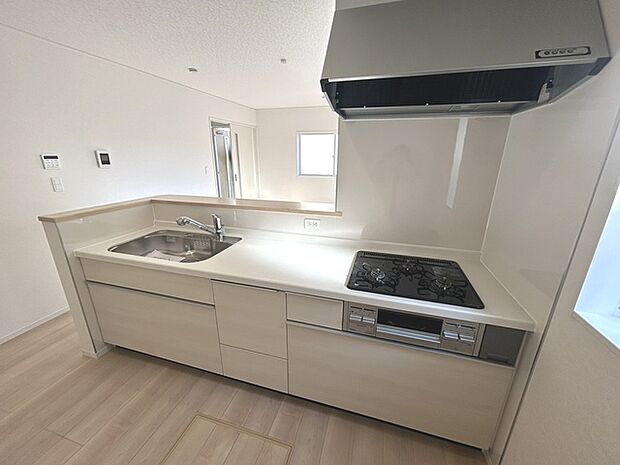 お料理をしながらリビングの家族やゲストとの会話が楽しめるカウンタータイプのキッチン。毎日のお料理を楽しく快適に。 