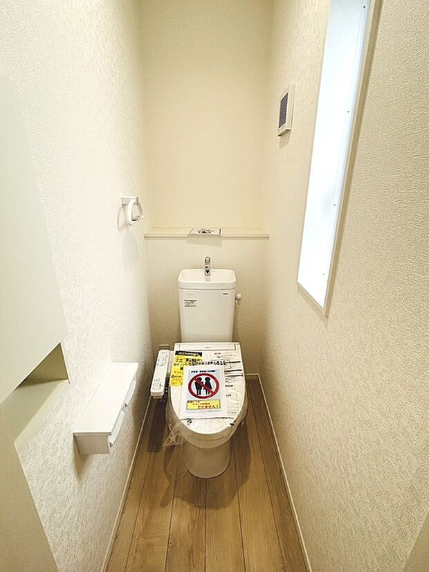 トイレにはウォシュレット機能を標準装備。