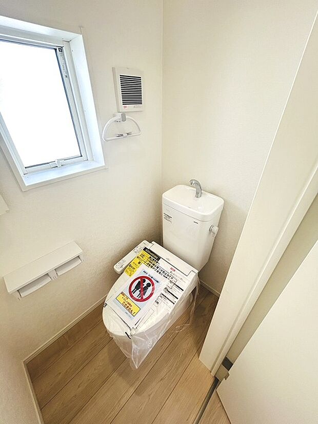 トイレにはウォシュレット機能を標準装備。 