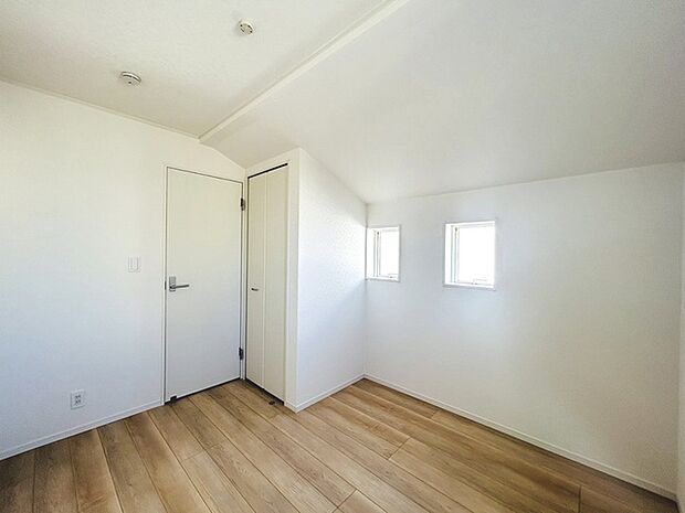 実際に室内をご見学頂くと生活のイメージが広がると思います。家具を置いたイメージや窓からの景色など。周辺で販売に出している物件も一緒にまとめてご見学頂き、比較する事もできます。