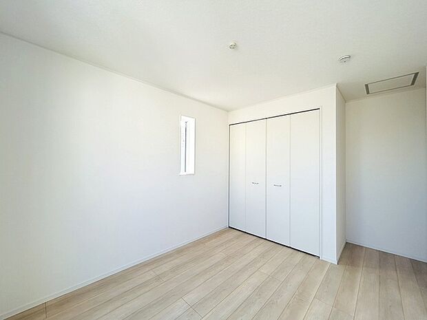 スマートなデザインと賢い収納が生活を快適にします。広々とした雰囲気を演出する工夫が施され、生活空間の魅力を引き出します。  