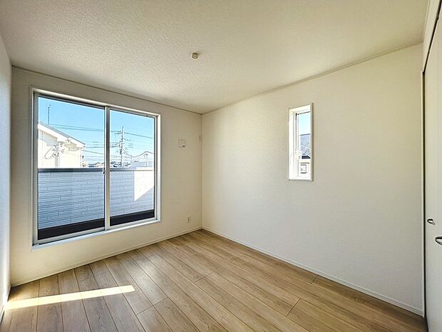 洋室はモダンなデザインと機能性を備え、快適な生活空間に。明るい窓から差し込む自然光が広々とした空間をさらに明るく開放的に感じさせます。