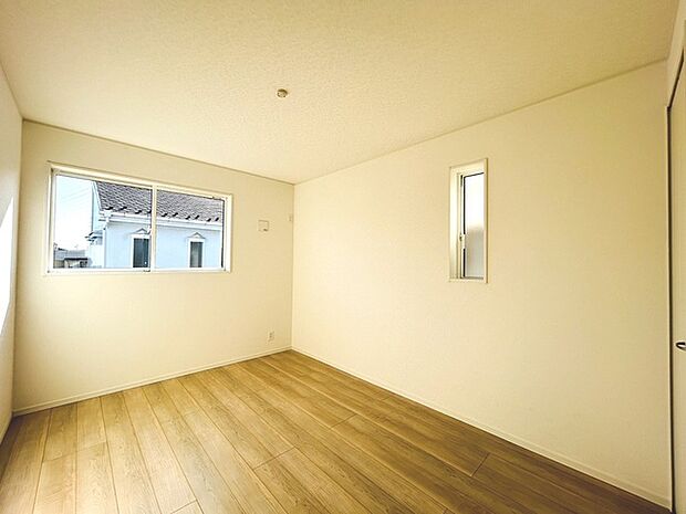 実際に室内をご見学頂くと生活のイメージが広がると思います。家具を置いたイメージや窓からの景色など。周辺で販売に出している物件も一緒にまとめてご見学頂き、比較する事もできます。