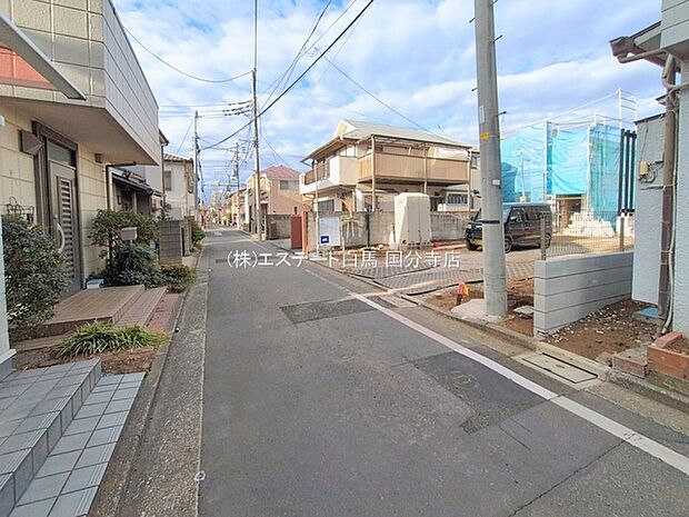 安心して暮らすことのできる住宅街。 住宅地の道路は一般に交通量が少なく車などの騒音が少ないため、住民にとって静かな生活環境が提供されます。