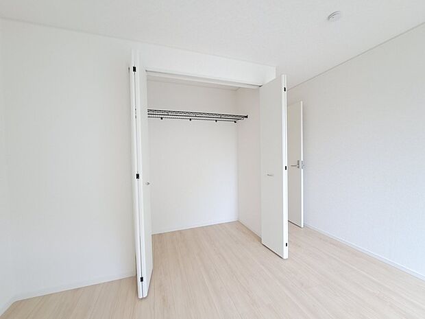 各お部屋に収納が設置されています。